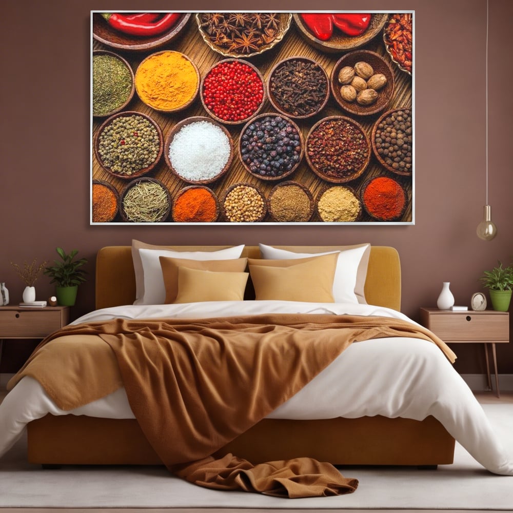 Tablou canvas cu tablou condimente si mirodenii diverse, in rama de aluminiu argintiu, pe perete intr-un dormitor